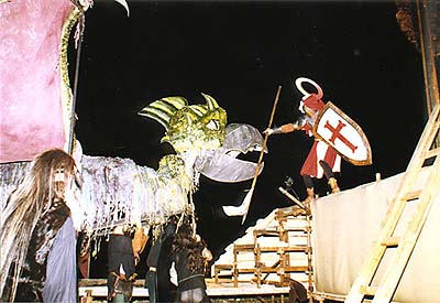 Feste der fünfblättrigen Rose in Český Krumlov 1998, Sonnenwendefeier auf den Schlossterrassen, Kampf des hl. Georg mit dem Drachen 