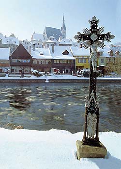 Cross on the shore of the Vltava River in Český Krumlov, winter, foto: Libor Sváček 